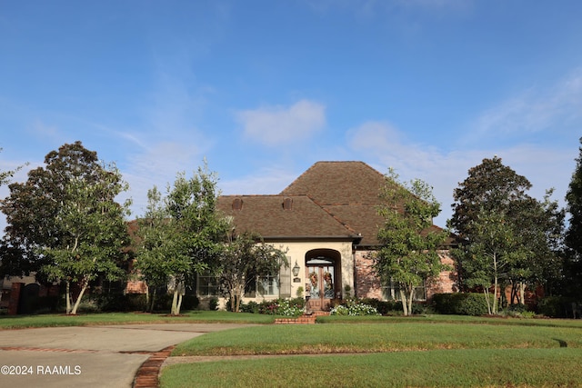view of front of property featuring a front yard