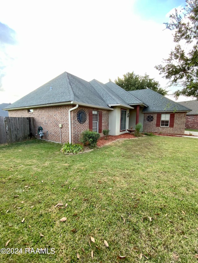 view of front of house featuring a front lawn