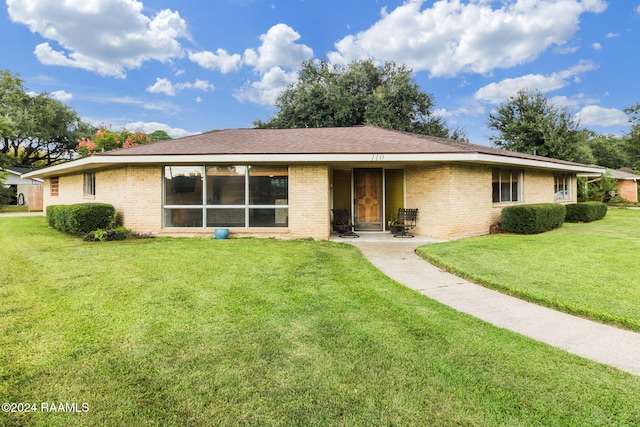 single story home with a front yard