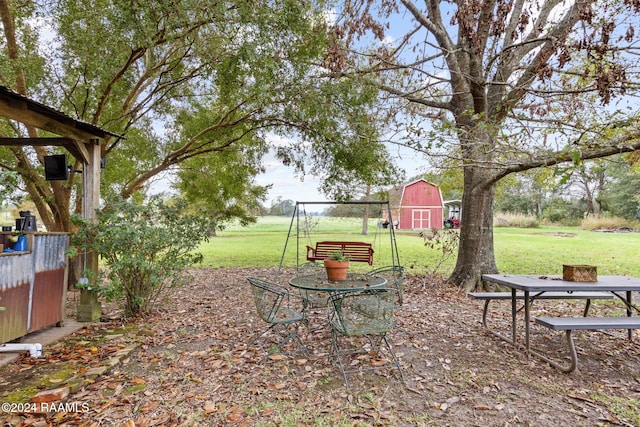 view of yard featuring a shed