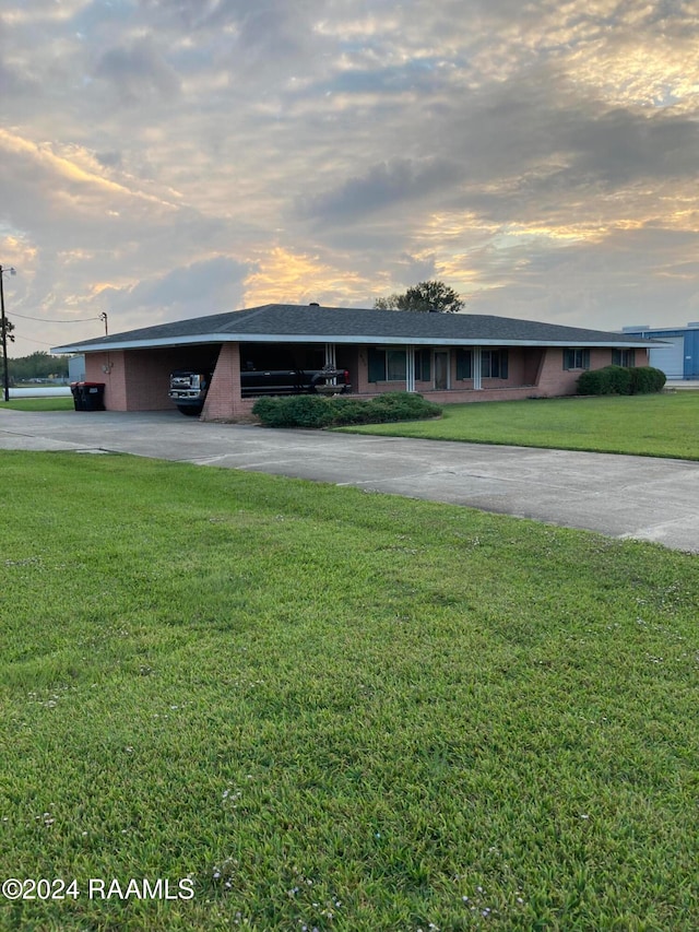 single story home featuring a lawn