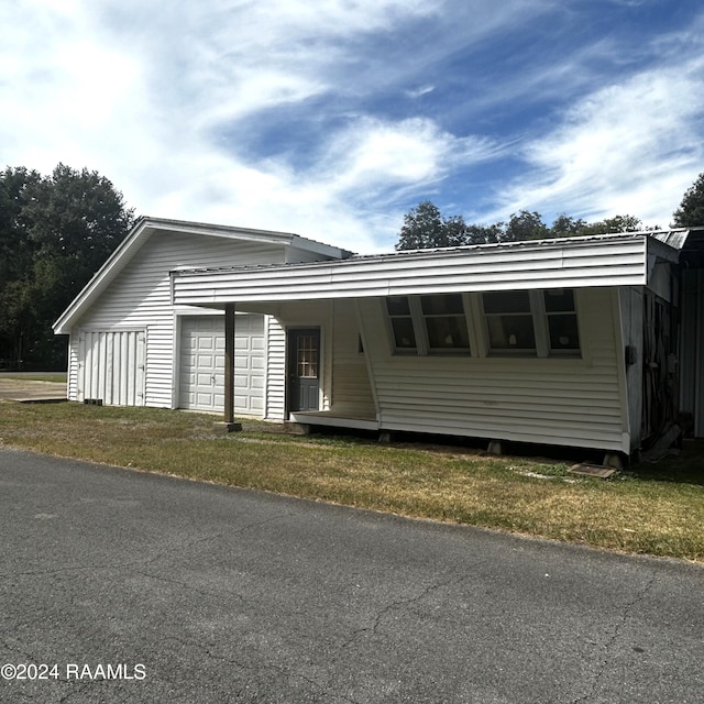 view of front of home featuring a front lawn