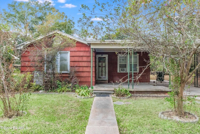 view of front of home featuring a front lawn