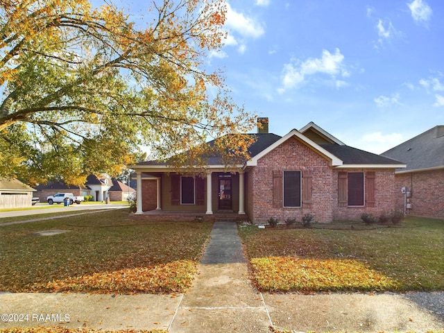 view of front of property featuring covered porch and a front lawn