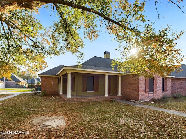 view of front facade featuring a front lawn