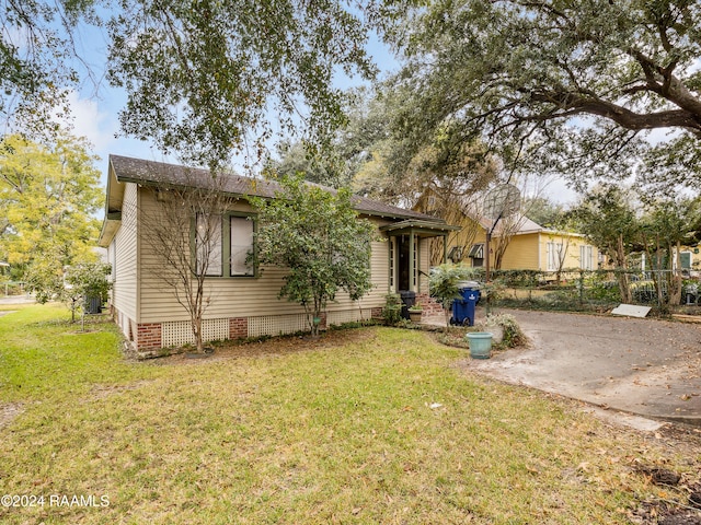 view of front of property with a front lawn