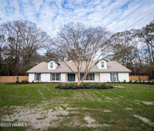 view of front of house featuring a front lawn