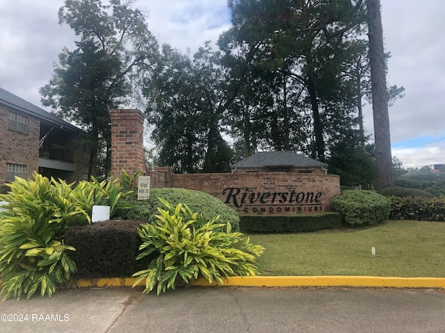 community / neighborhood sign featuring a lawn