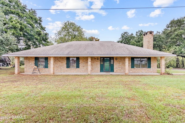 single story home with a front lawn