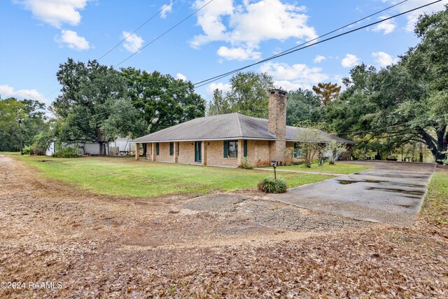 ranch-style house featuring a front yard