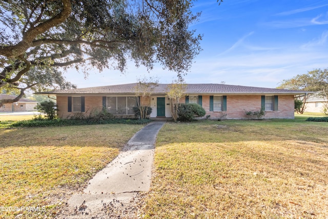 single story home with a front lawn