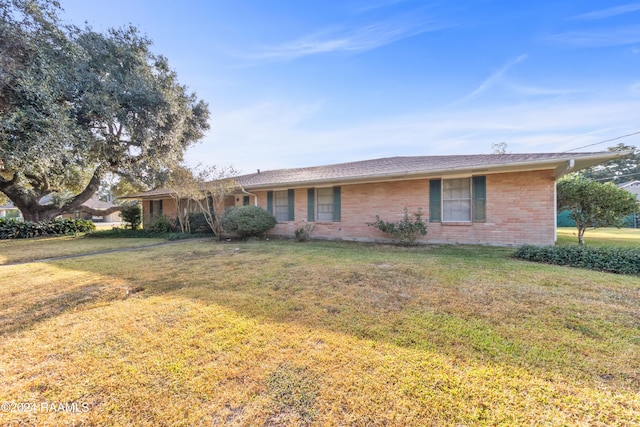 single story home with a front yard