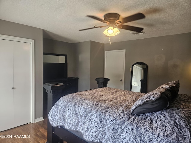 1318 Dulles Dr Unit B, Lafayette, LA 70506 - bedroom with wood finished floors, a textured ceiling, and ceiling fan