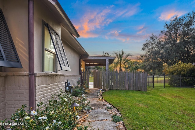 view of yard at dusk