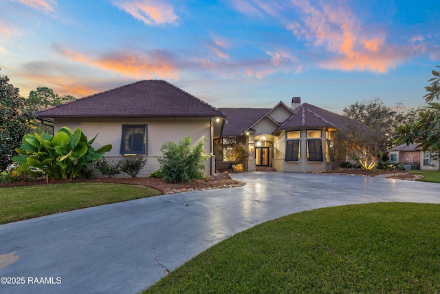 view of front of home featuring a lawn