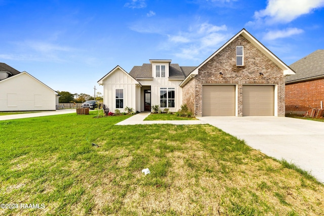 view of front of property featuring a front lawn