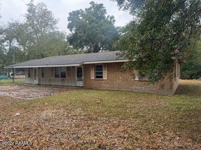 view of front of home with a front lawn