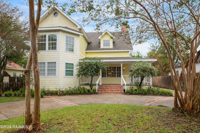 view of front of house featuring a front lawn and covered porch