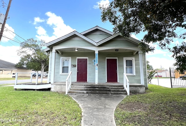 view of front of home featuring a front lawn