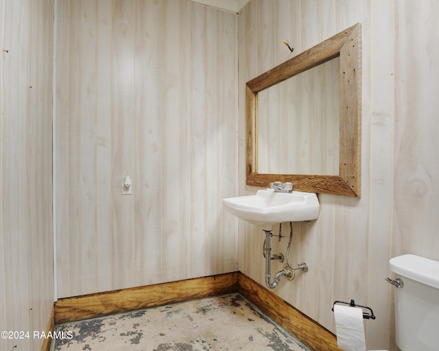 bathroom featuring toilet and sink