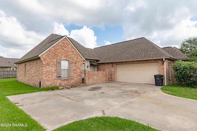 view of front facade featuring a garage and a front lawn