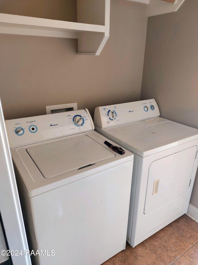 washroom featuring washing machine and clothes dryer and light tile patterned floors