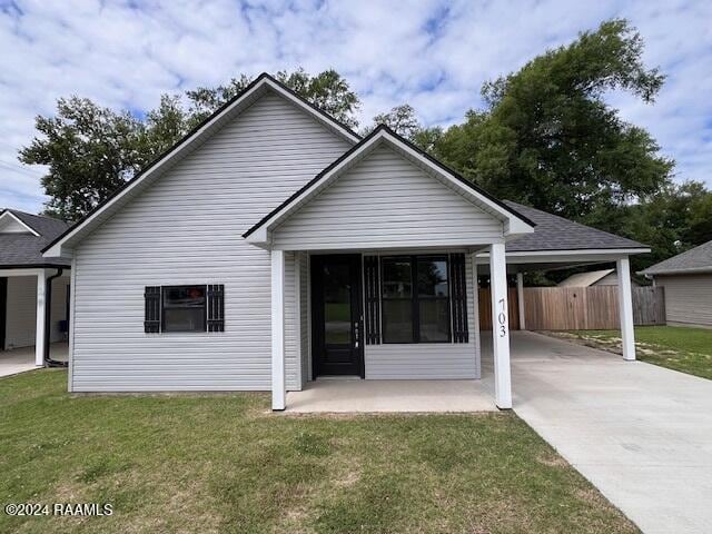 view of front of home featuring a front lawn