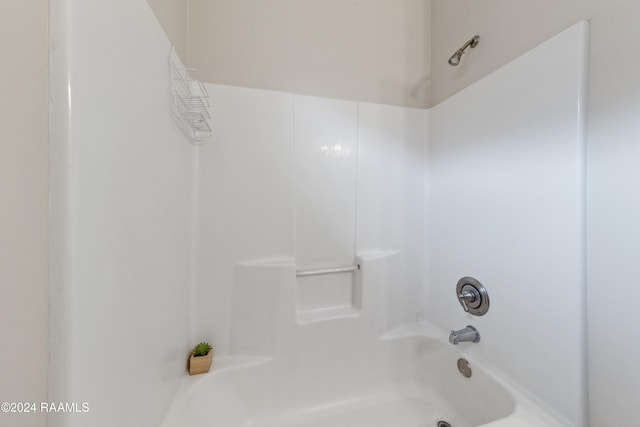 bathroom with tub / shower combination