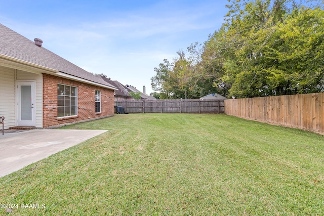 view of yard featuring a patio area