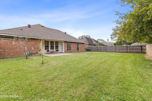 view of yard featuring a patio