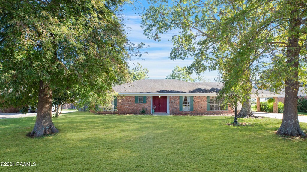 view of front of home with a front yard