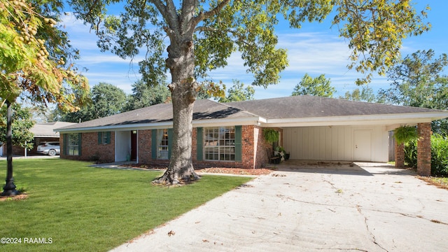 ranch-style house featuring a front lawn