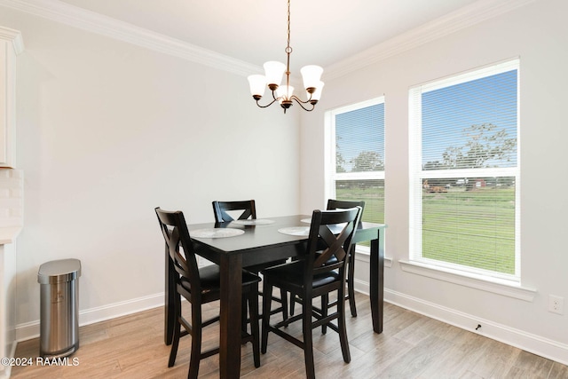 dining room featuring a chandelier, a wealth of natural light, light hardwood / wood-style floors, and crown molding