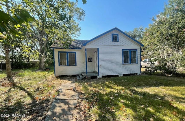 view of front facade with a front yard