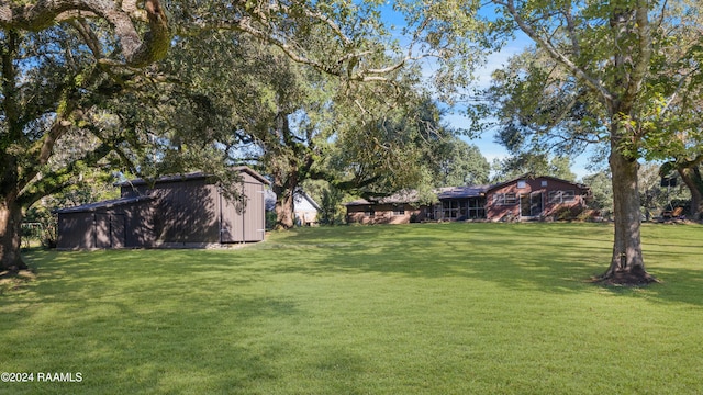 view of yard with an outdoor structure