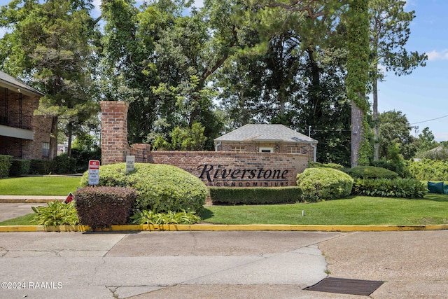 community sign with a yard