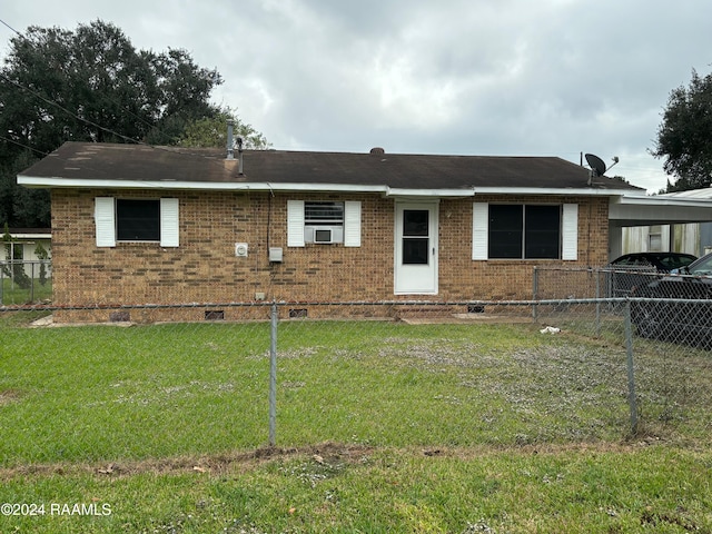 view of front of property featuring a carport and a front lawn