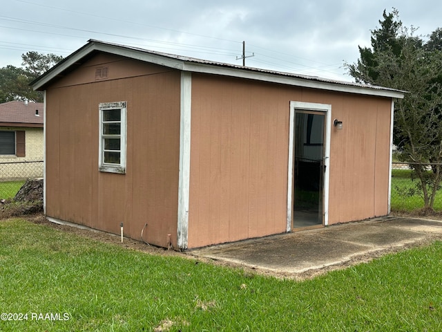 view of outdoor structure featuring a yard