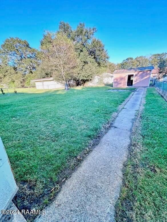 view of yard with an outdoor structure