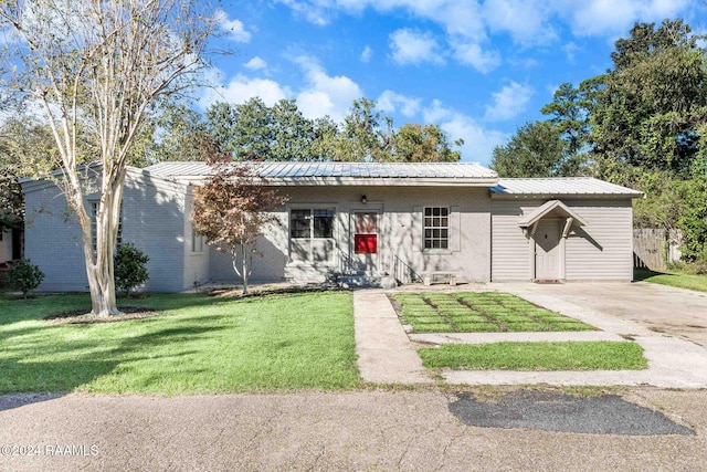 ranch-style home featuring a front lawn