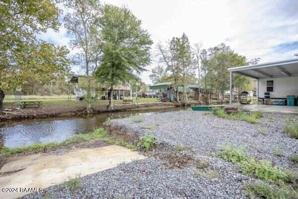 view of yard featuring a water view