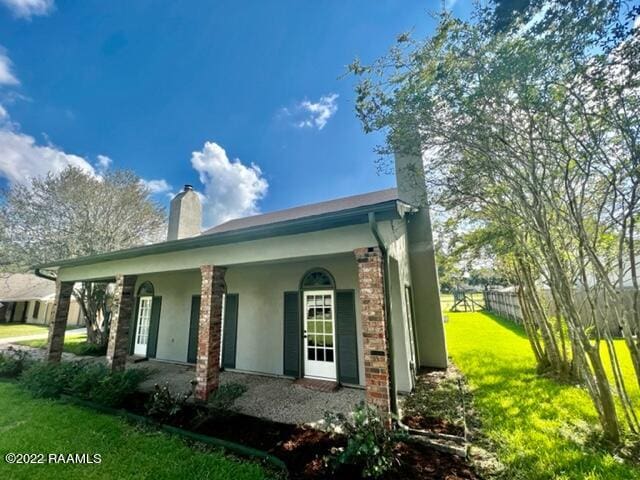 view of side of property featuring a lawn