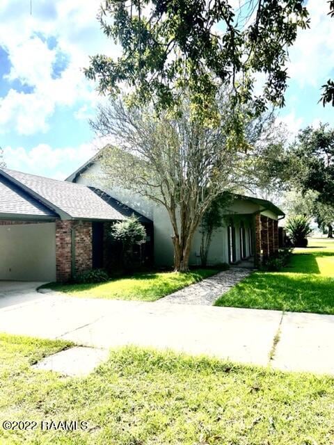 view of front of home featuring a front lawn