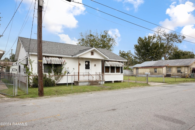 view of front of home featuring a front lawn