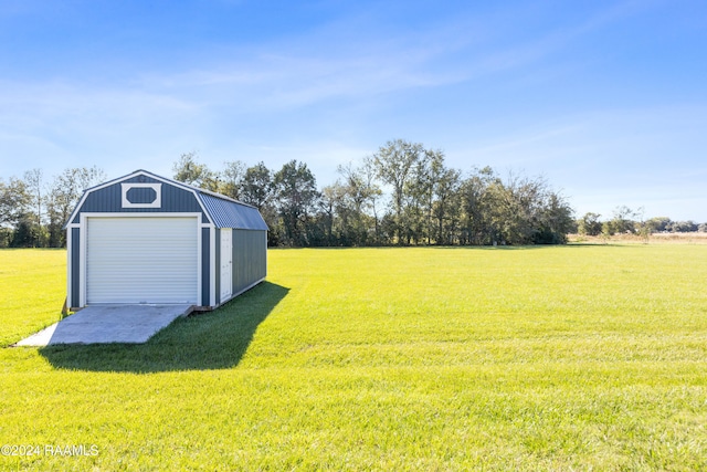 view of yard featuring a garage and an outdoor structure