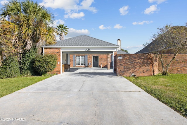 view of front of home featuring a front yard