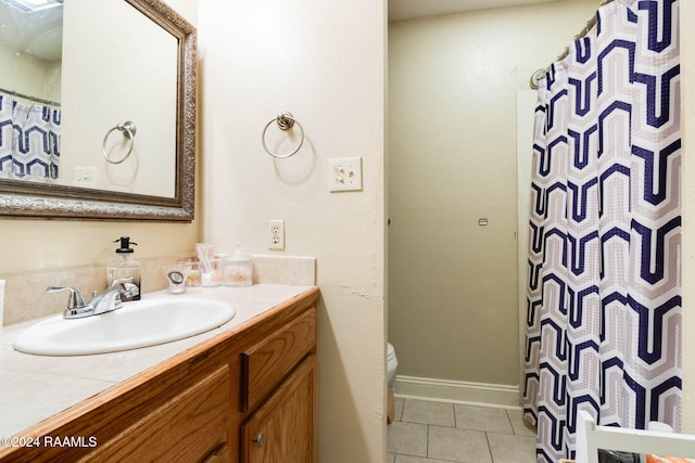 100 Teal Ln Unit 21, Lafayette, LA 70507 - full bath featuring tile patterned floors, toilet, vanity, curtained shower, and baseboards