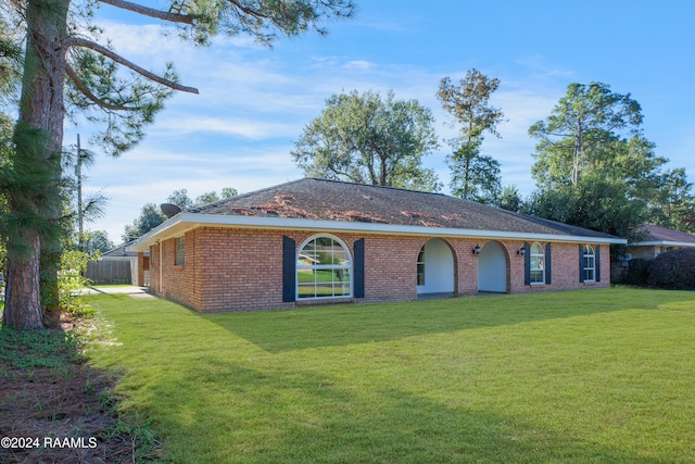 view of front of house featuring a front lawn