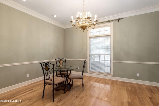 dining space featuring a chandelier, light hardwood / wood-style floors, and crown molding