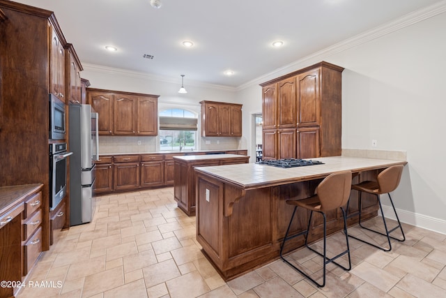 kitchen with tasteful backsplash, stainless steel appliances, sink, a breakfast bar area, and kitchen peninsula